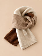Écharpe rayée élastique, coloris 3, vue de trois quarts sur fond pêche sable.