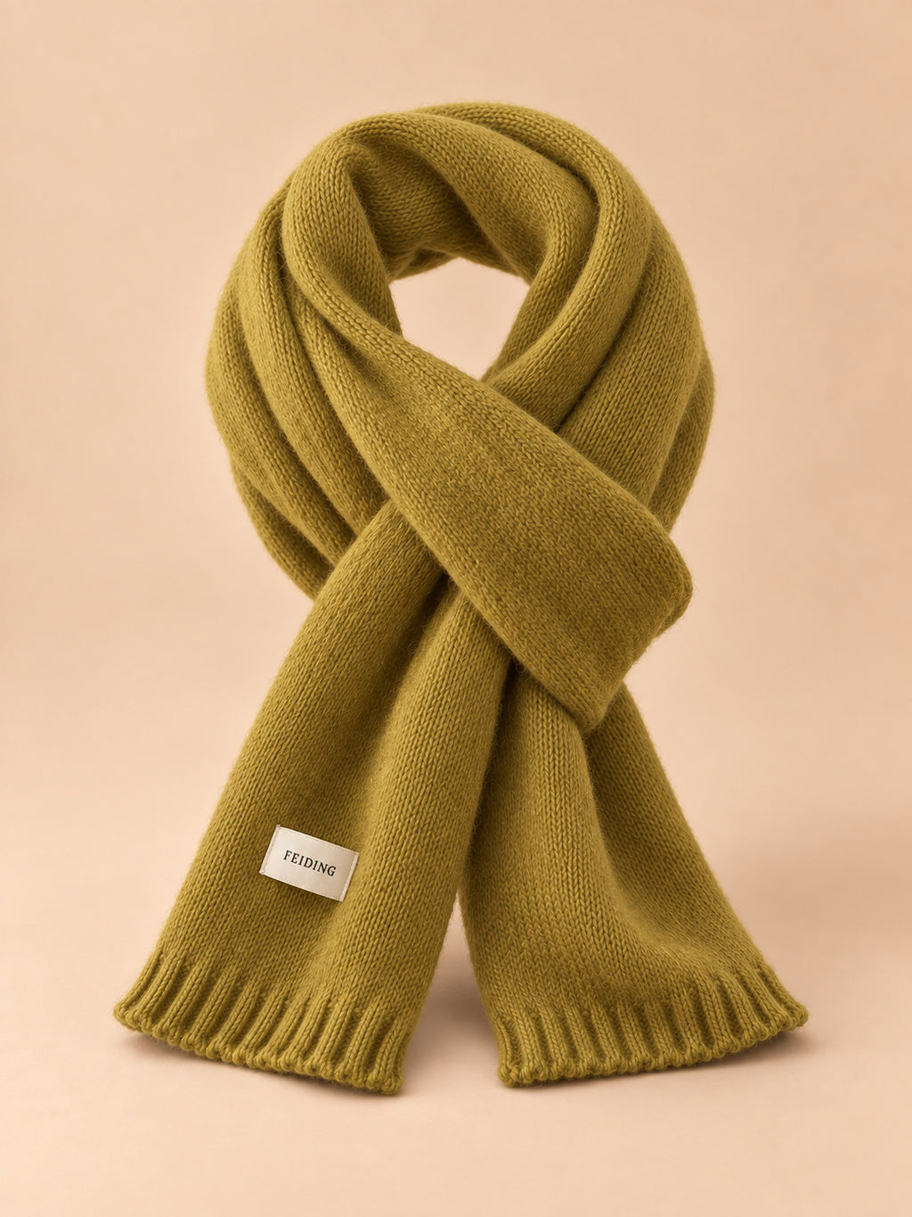 Bufanda lisa clásica de punto para invierno, color amarillo otoñal, vista frontal