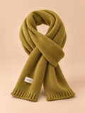 Bufanda lisa clásica de punto para invierno, color amarillo otoñal, vista frontal