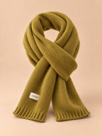 Bufanda lisa clásica de punto para invierno, color amarillo otoñal, vista frontal