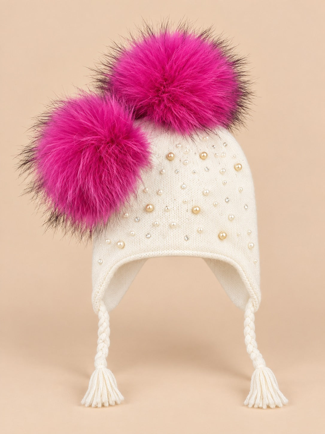 Bonnet enfant à deux pompons en fourrure, blanc pompons framboise vue de face