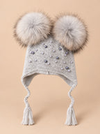 Gorro infantil con doble pompón de pelo de mapache, pompones a juego, color gris claro, vista frontal