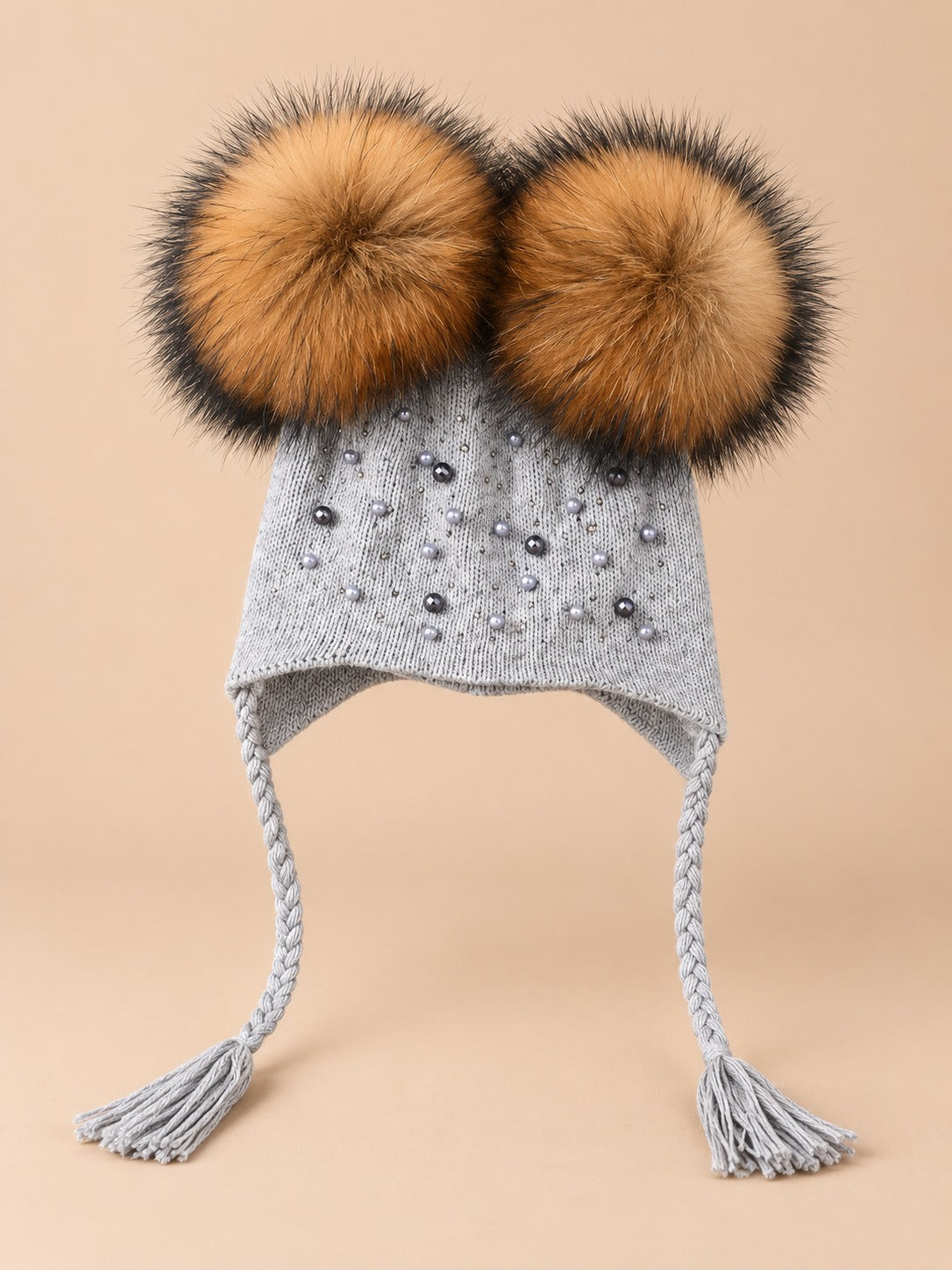 Bonnet enfant à deux pompons en fourrure, gris clair pompons naturels vue de face