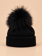 Gorro infantil en mezcla de lana con pompón de pelo, color negro, vista frontal en la fotografía del producto