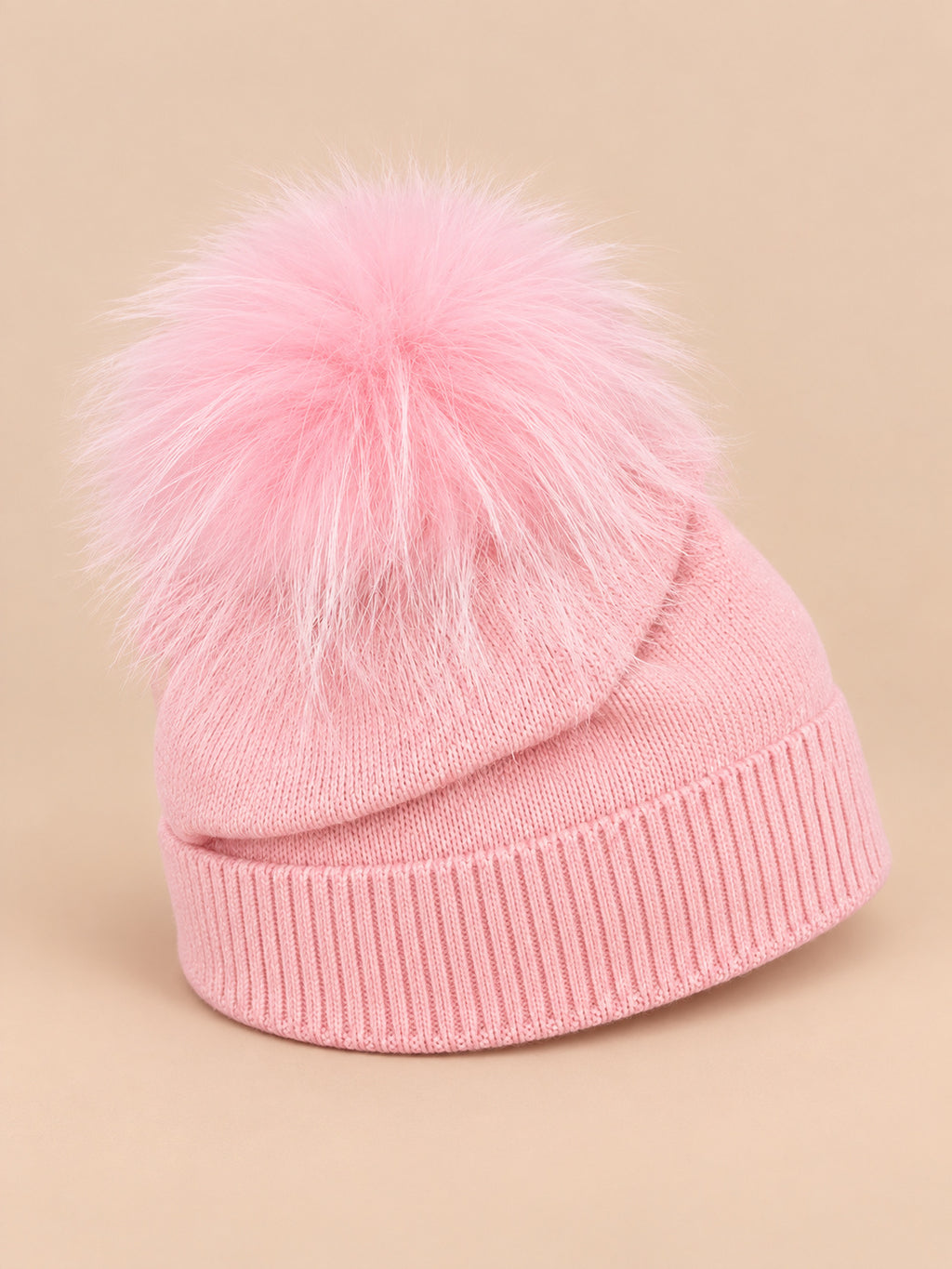 Gorro infantil en mezcla de lana con pompón de pelo, color rosa, vista de tres cuartos