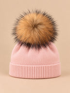 Bonnet enfant rose pompon naturel en maille à revers, vue de face
