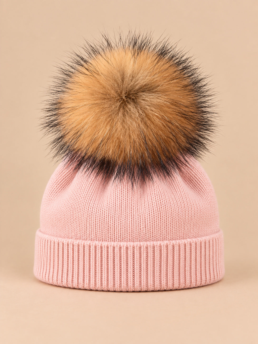 Bonnet enfant rose pompon naturel en maille à revers, vue de face