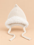 Gorro infantil de duende con orejeras y estrellas, color beige, vista frontal en la fotografía del producto