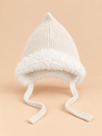 Gorro infantil de duende con orejeras y estrellas, color beige, vista frontal en la fotografía del producto