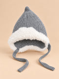 Gorro infantil de duende con orejeras y estrellas, color gris, vista frontal en la fotografía del producto