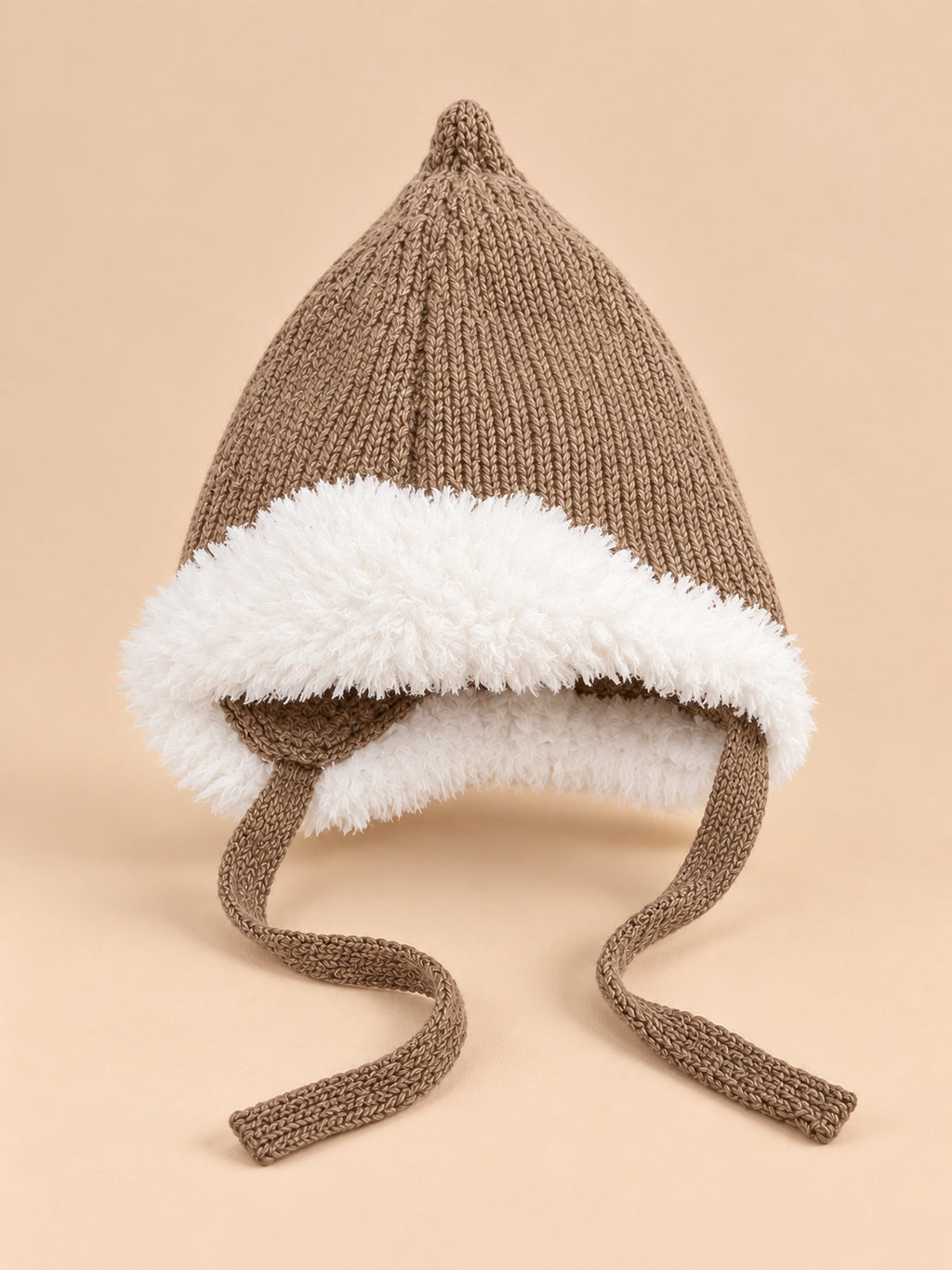 Gorro infantil de duende con orejeras y estrellas, color caqui, vista frontal en la fotografía del producto