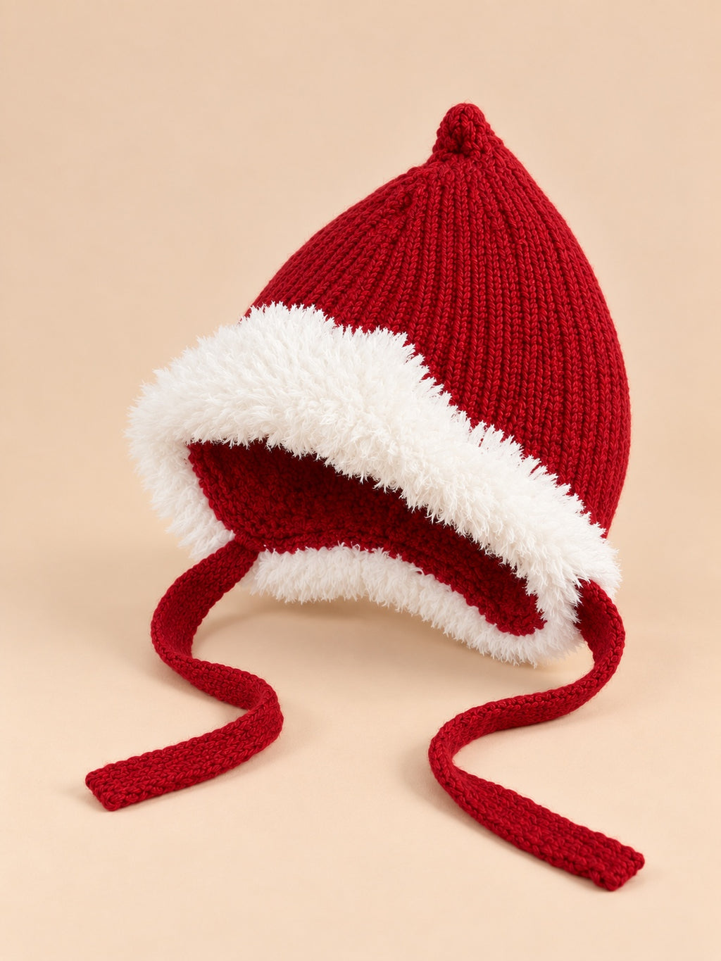 Gorro infantil de duende con orejeras y estrellas, color rojo, vista de tres cuartos