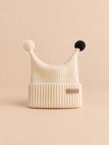 Gorro infantil de dos puntas con pequeños pompones, modelo blanco 2, color blanco, vista frontal