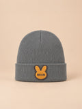Gorro infantil con vuelta y parche de conejo, modelo gris 1, color gris, vista frontal