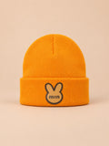 Gorro infantil de canalé con vuelta y parche de conejo, variante Naranja 1, fotografiado de frente