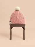 Gorro bicolor infantil con pompón, orejeras y borde en contraste, variante Rosa 3, fotografiado de frente
