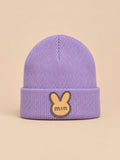 Gorro infantil con vuelta y parche de conejo, color violeta, vista frontal en la fotografía del producto
