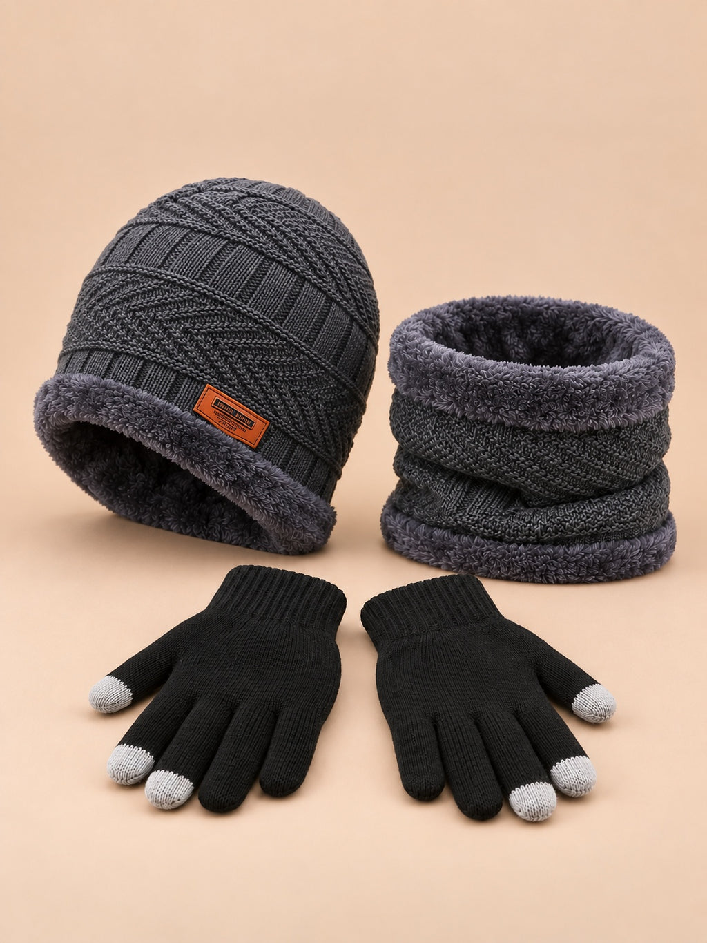 Ensemble bonnet tour de cou et gants coupe-vent gris, vue de trois quarts.