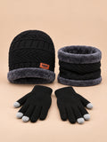 Conjunto de gorro, bufanda y guantes cortavientos, color negro, vista frontal en la fotografía del producto