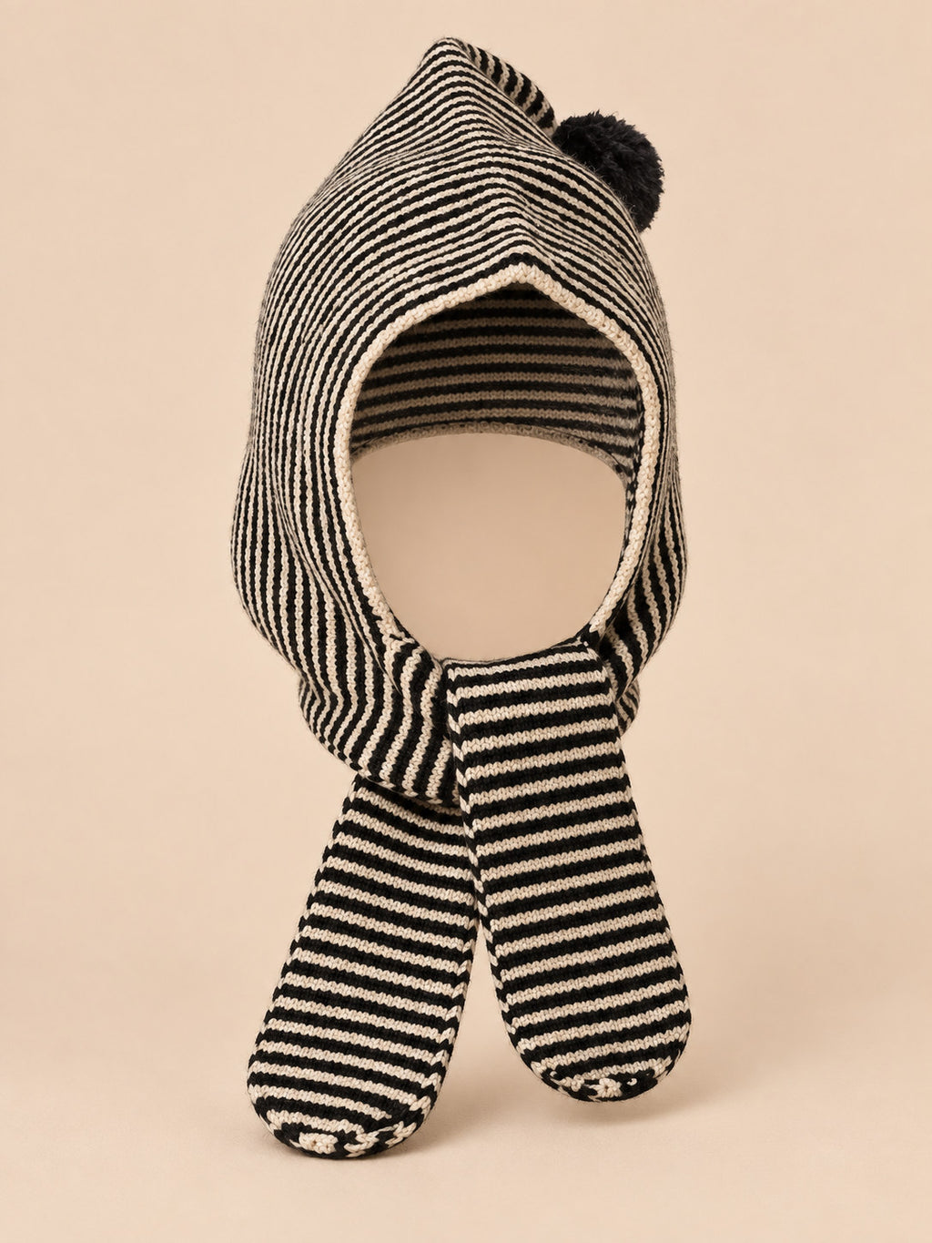 Conjunto infantil de gorro con orejeras y bufanda, modelo A2, vista frontal, sobre fondo color arena y melocotón
