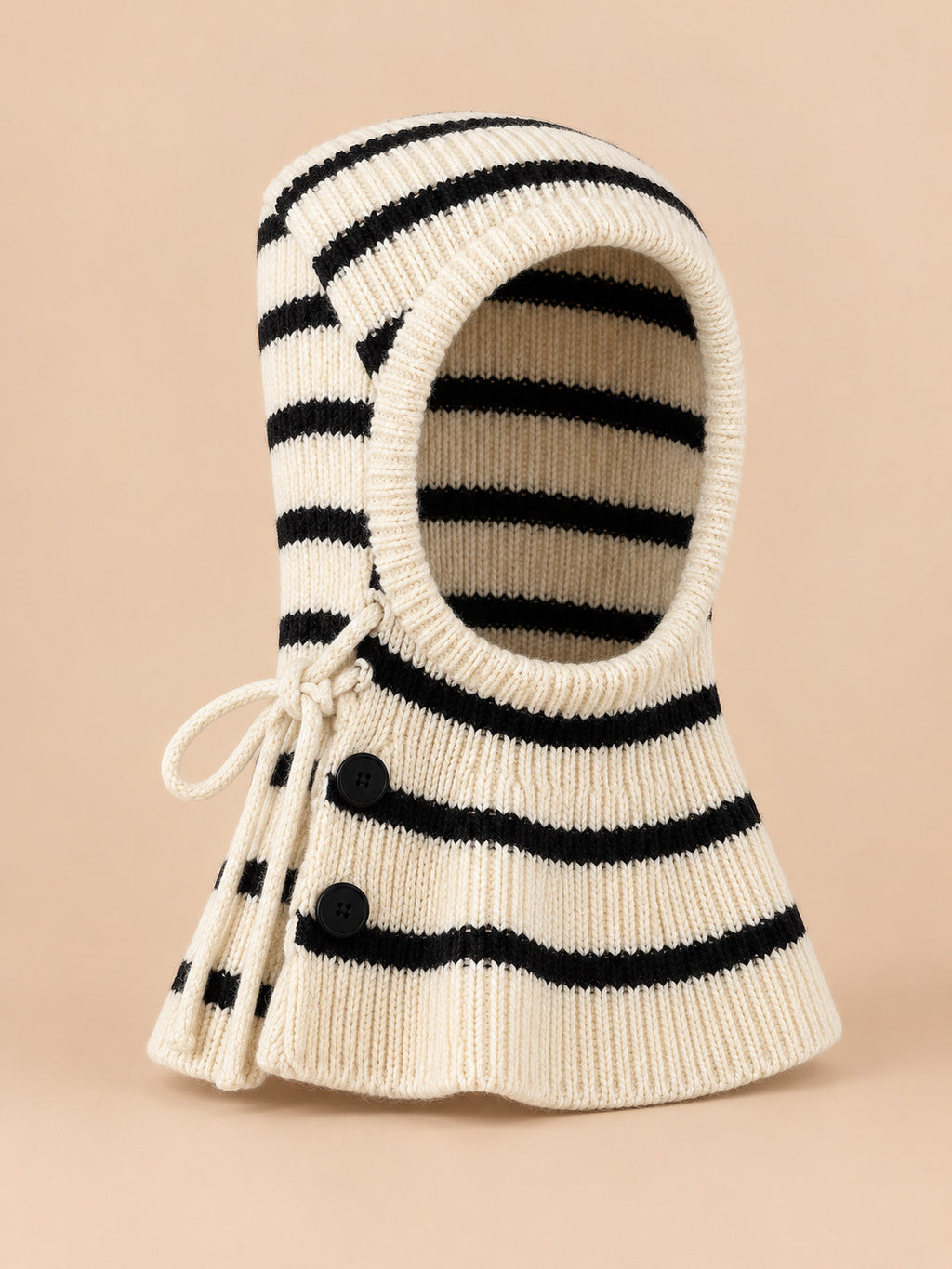 Conjunto infantil de gorro con orejeras y bufanda, modelo A5, vista frontal, sobre fondo color arena y melocotón