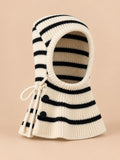 Conjunto infantil de gorro con orejeras y bufanda, modelo A5, vista frontal, sobre fondo color arena y melocotón