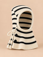 Conjunto infantil de gorro con orejeras y bufanda, modelo A5, vista frontal, sobre fondo color arena y melocotón