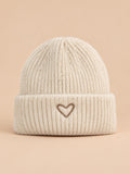 Conjunto infantil de gorro y bufanda con corazón bordado, color beige, vista frontal