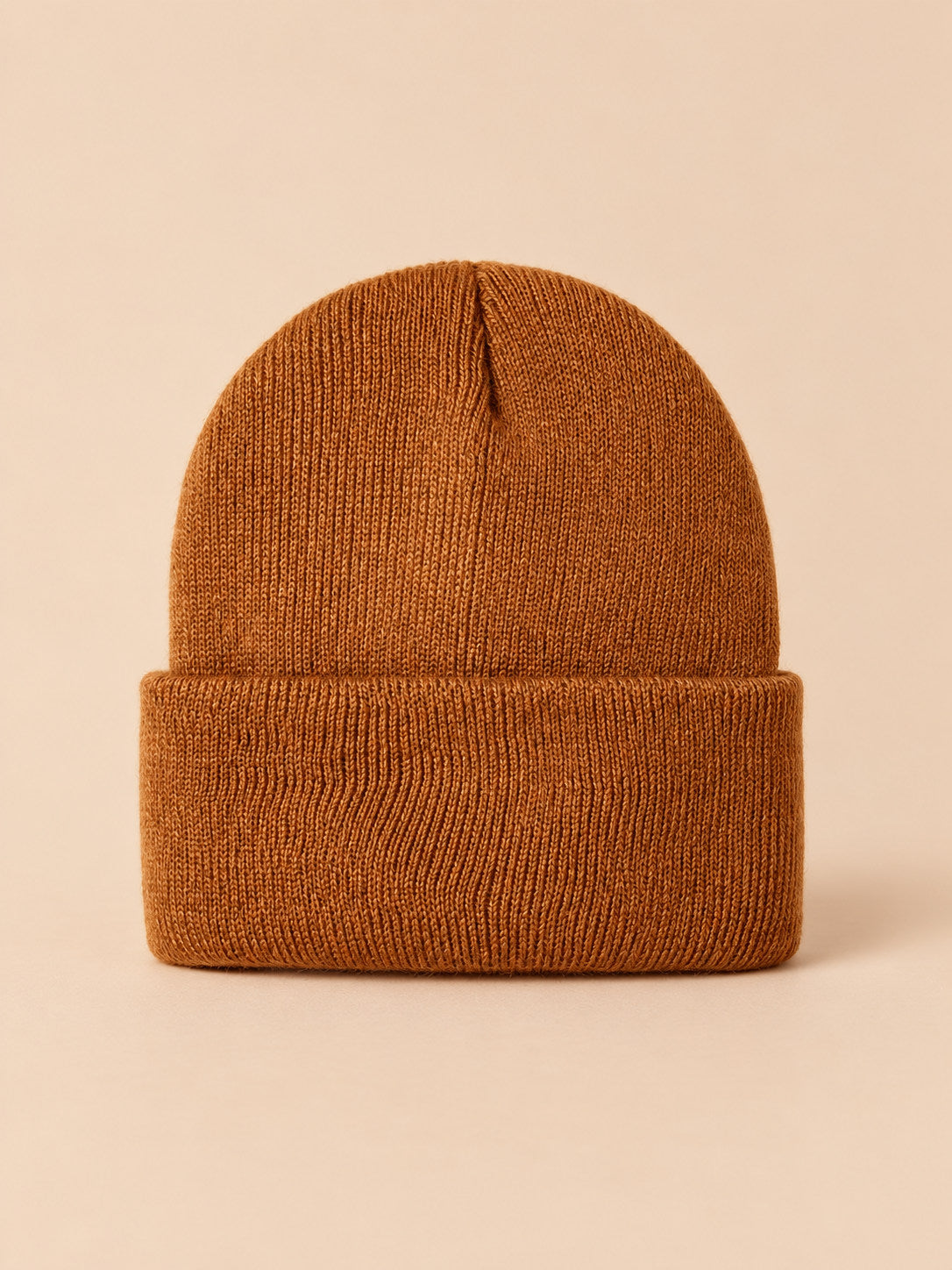 Bonnet enfant caramel en maille, vue de face, fond pêche sable