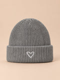 Conjunto infantil de gorro y bufanda con corazón bordado, color gris, vista frontal