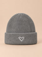 Conjunto infantil de gorro y bufanda con corazón bordado, color gris, vista frontal