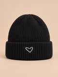 Conjunto infantil de gorro y bufanda con corazón bordado, color negro, vista frontal