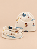 Conjunto beige infantil con motivo de elefante, gorro y cuello a juego, fotografiado de frente