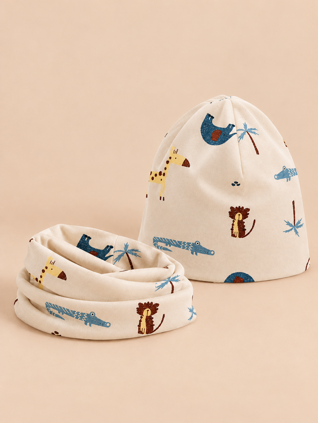 Conjunto infantil de gorro y bufanda con elefantes, variante elefante beige, vista de tres cuartos