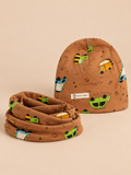 Conjunto infantil de gorro y bufanda color café con motivo de coche, variante Coche café, vista frontal
