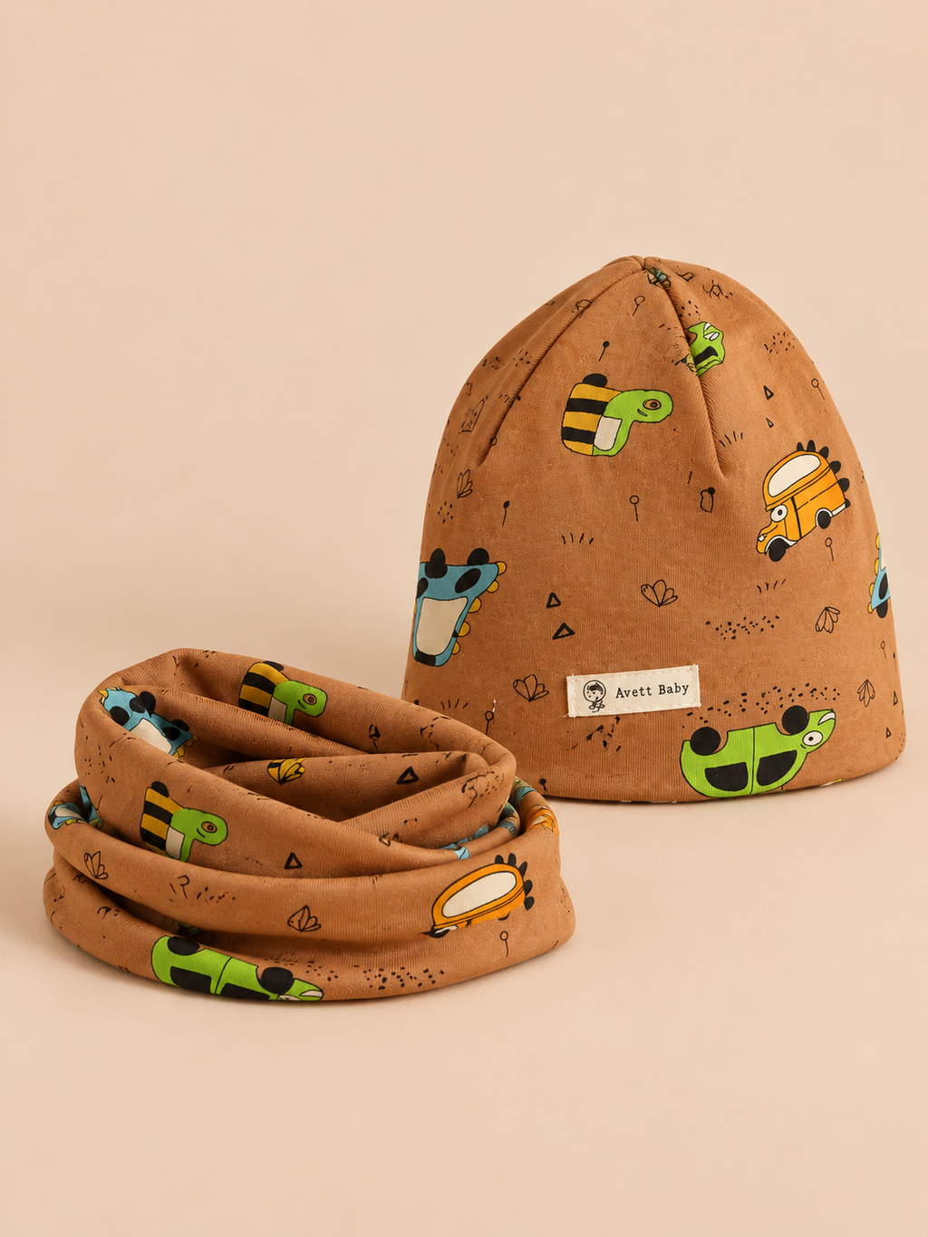 Conjunto infantil de gorro y bufanda con coche color café, variante coche café, vista de tres cuartos