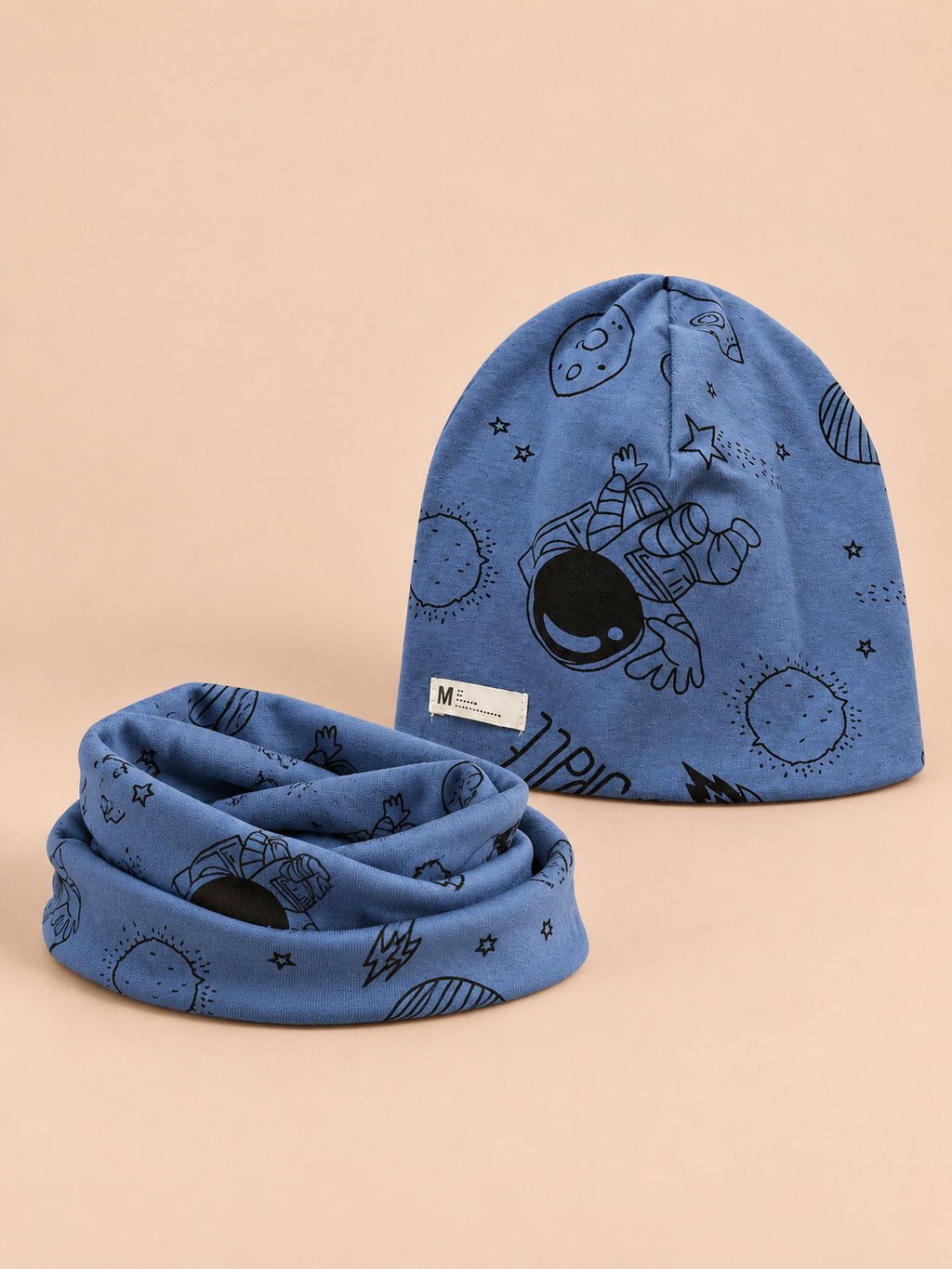 Ensemble bonnet et snood enfant Lune et étoile bleu, vue de face.