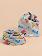 Ensemble bonnet et snood enfant Dinosaure gris, vue de face.