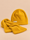 Conjunto amarillo infantil efecto peluche, con gorro y bufanda de colores a juego, fotografiado de frente