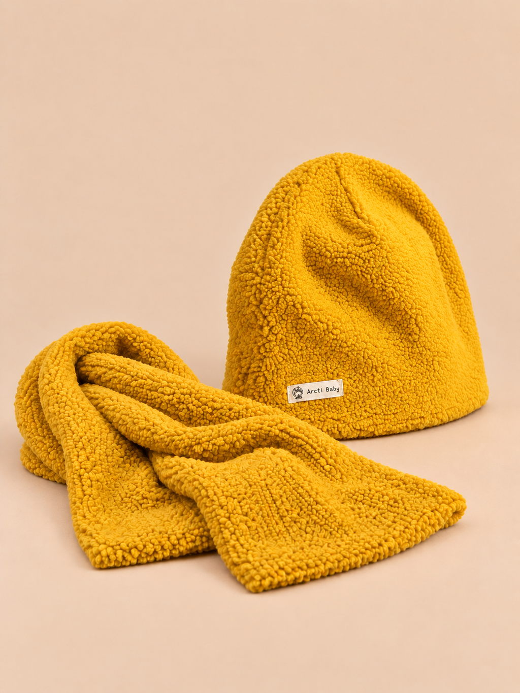 Bonnet et écharpe enfant en peluche, coloris jaune, vue de trois quarts.