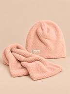 Conjunto infantil de gorro y bufanda de peluche, color rosa, vista frontal en la fotografía del producto