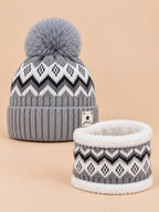 Ensemble bonnet à pompon et tour de cou jacquard RED ALLS gris, vue de face.