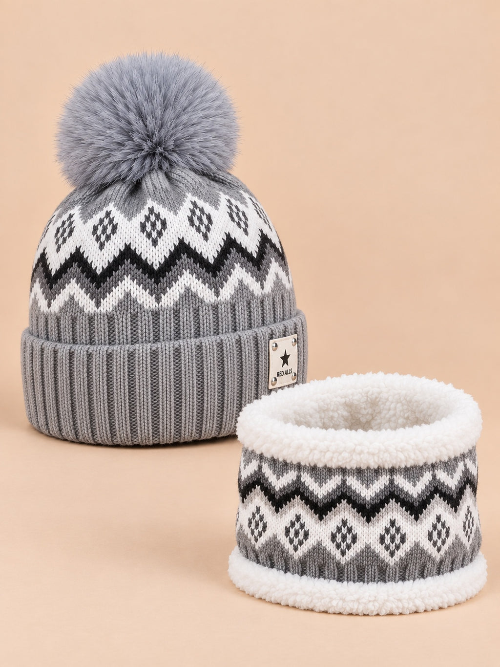 Ensemble bonnet à pompon et tour de cou jacquard RED ALLS gris, vue de trois quarts.