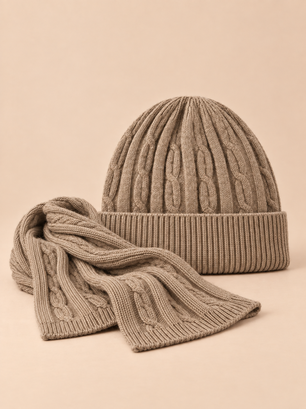 Ensemble bonnet et écharpe camel, maille jacquard, vue de face sur fond pêche sable.