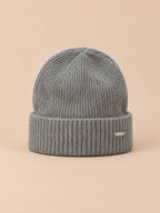 Bonnet côtelé en laine mélangée, coloris 1 gris, vue de face sur fond pêche sable