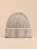 Bonnet côtelé en laine mélangée, coloris 2 beige, vue de face sur fond pêche sable