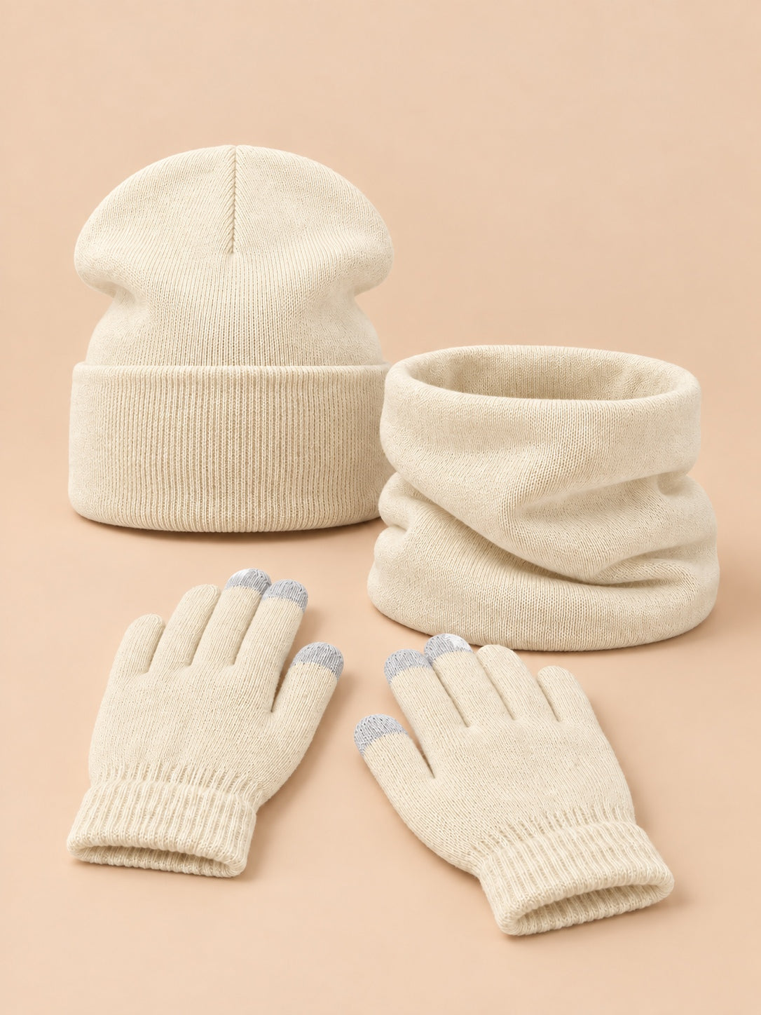 Ensemble bonnet, tour de cou et gants beige, vue de face.