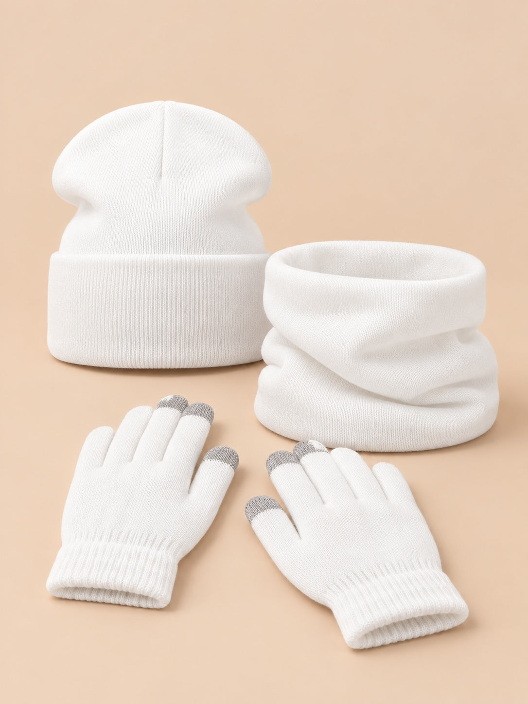 Ensemble bonnet, tour de cou et gants blanc, vue de face.