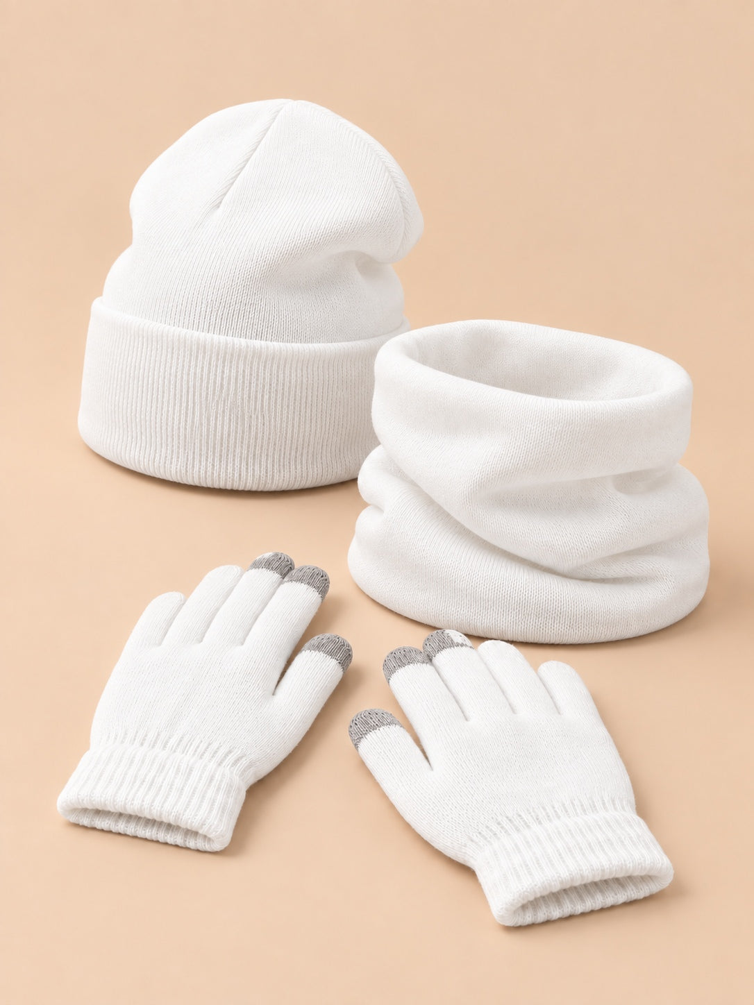 Ensemble bonnet, tour de cou et gants blanc, vue de trois quarts.
