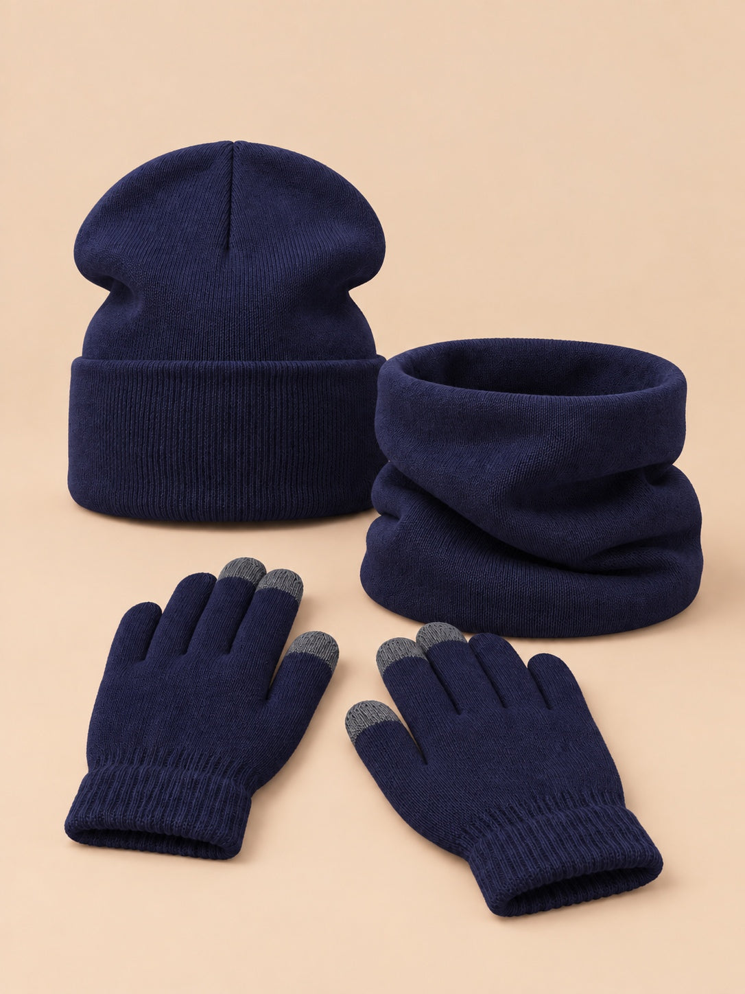 Ensemble bonnet, tour de cou et gants bleu marine, vue de face.